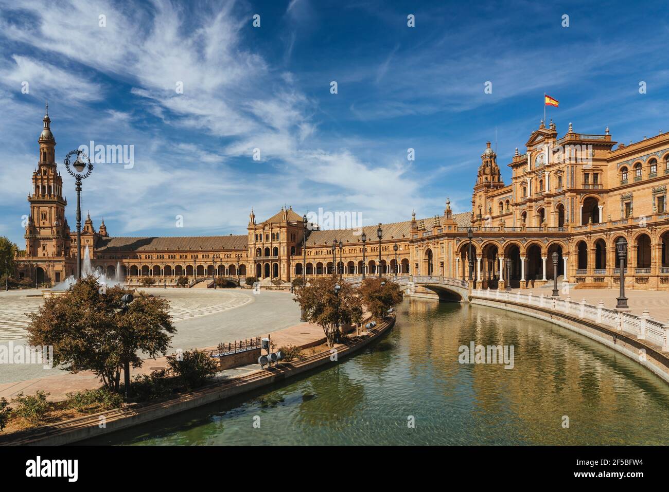 Vue panoramique sur la place d'Espagne de Séville, en Andalousie Banque D'Images