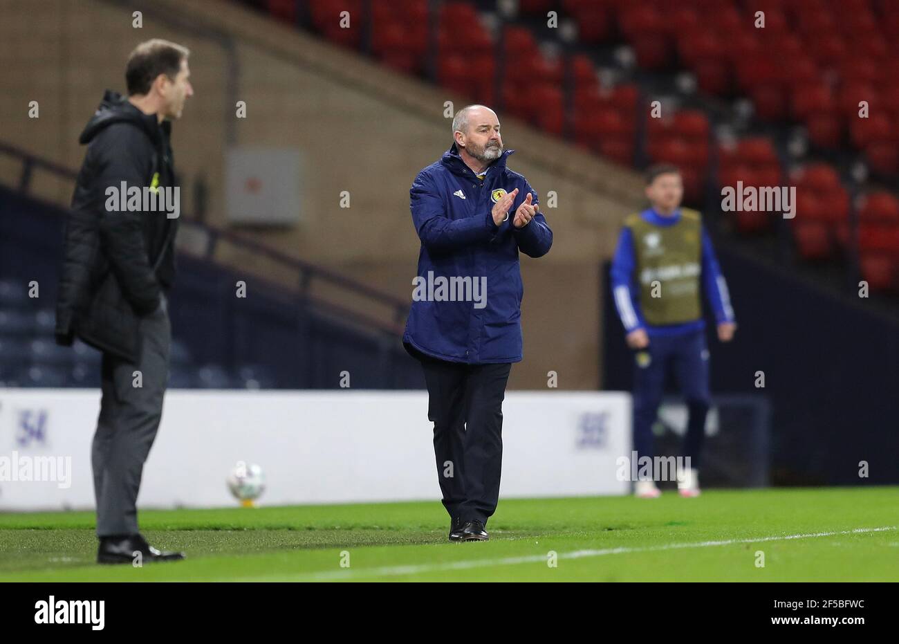 L'entraîneur-chef écossais Steve Clarke sur la ligne de contact lors du match de qualification de la coupe du monde de la FIFA 2022 à Hampden Park, Glasgow. Date de la photo: Jeudi 25 mars 2021. Banque D'Images