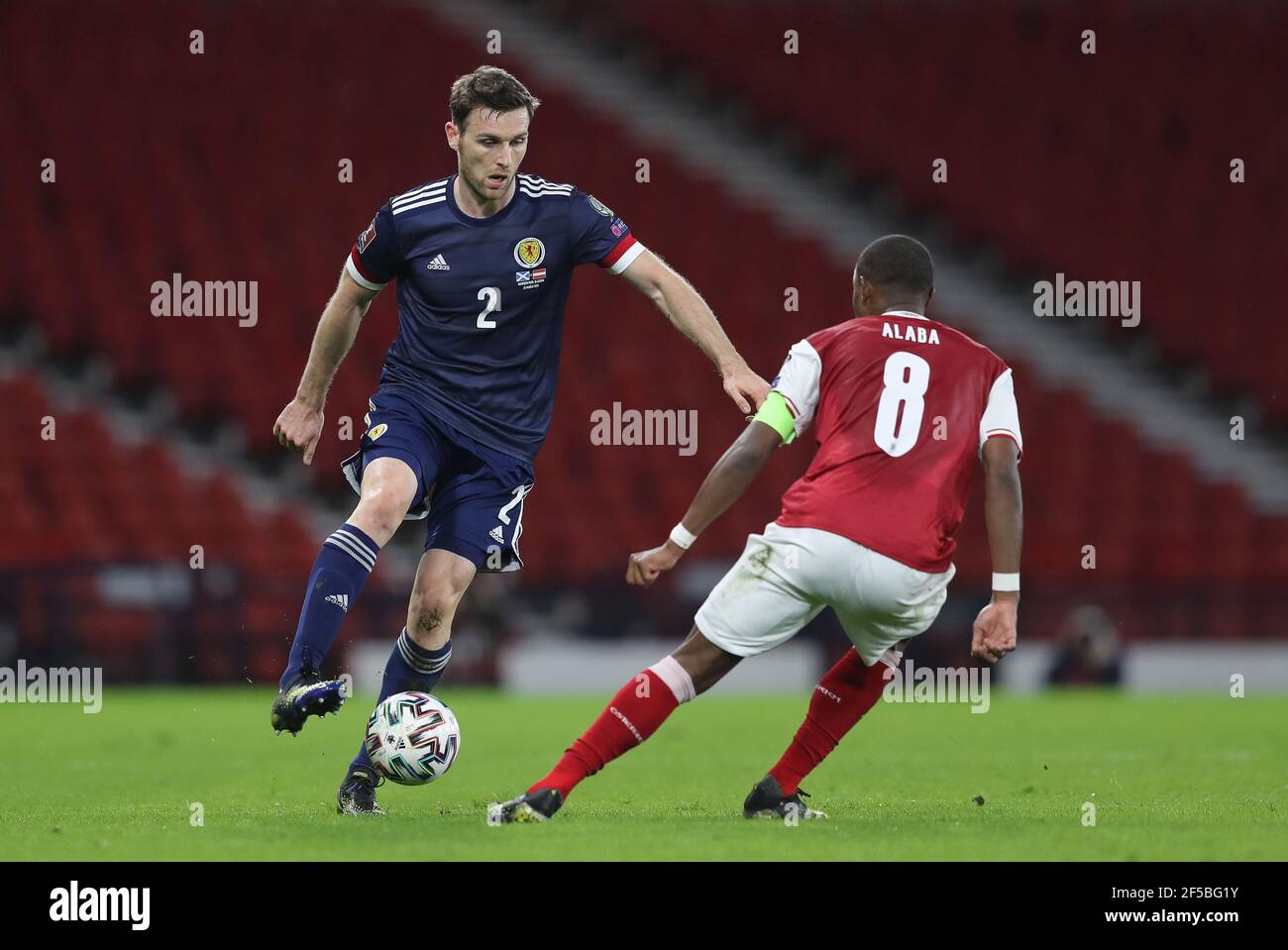 Stephen O'Donnell en Écosse (à gauche) et David Alaba en Autriche lors du match de qualification de la coupe du monde FIFA 2022 à Hampden Park, Glasgow. Date de la photo: Jeudi 25 mars 2021. Banque D'Images