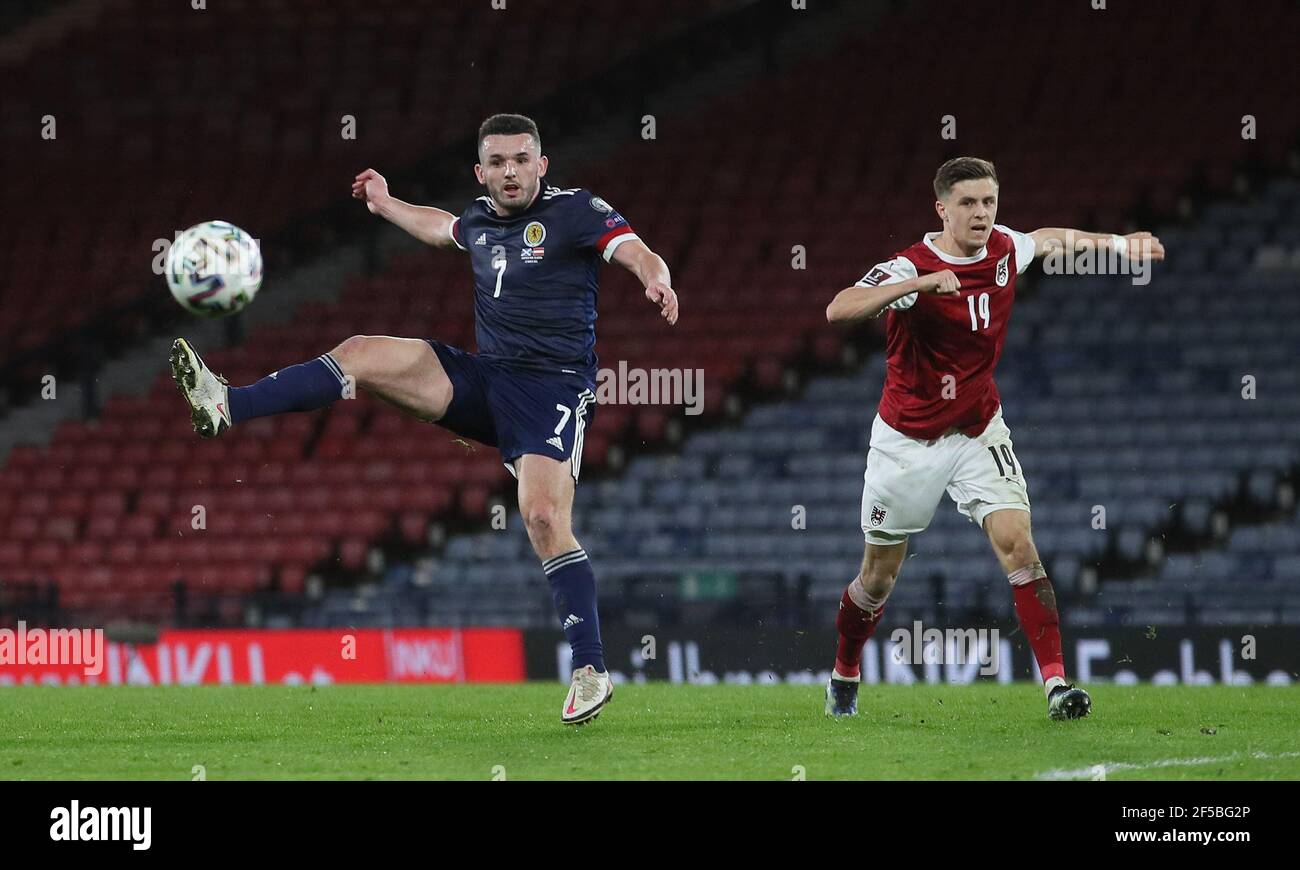 John McGinn (à gauche) en Écosse et Christoph Baumgartner en Autriche se battent pour le ballon lors du match de qualification de la coupe du monde FIFA 2022 à Hampden Park, Glasgow. Date de la photo: Jeudi 25 mars 2021. Banque D'Images