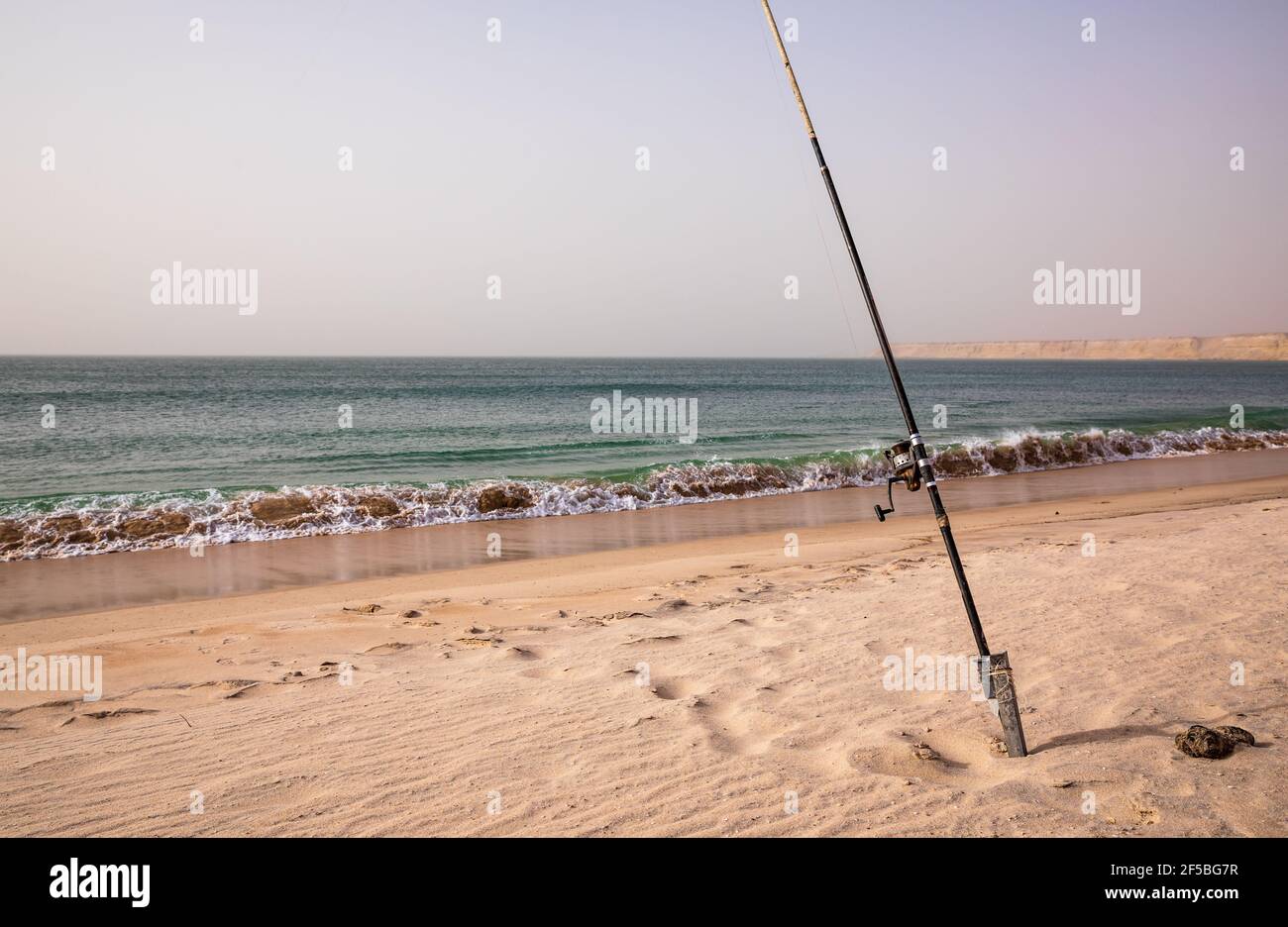 Canne à pêche sur une plage de sable par une journée ensoleillée et  lumineuse, océan Atlantique, Maroc Photo Stock - Alamy