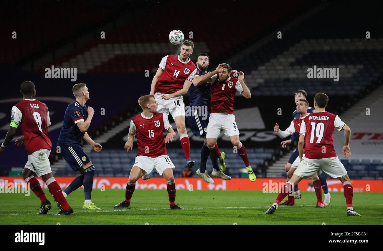 Grant Hanley (au centre), en Écosse, combat avec Sasa Kalajdzic (à gauche) et Aleksander Dragovic lors du match de qualification de la coupe du monde FIFA 2022 à Hampden Park, Glasgow. Date de la photo: Jeudi 25 mars 2021. Banque D'Images