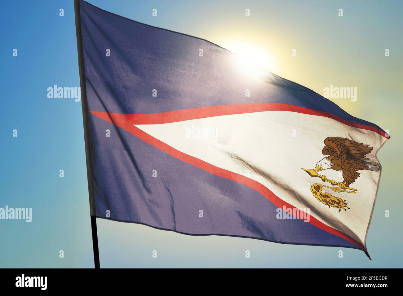 Drapeau des Samoa américaines agitant sur le vent devant dim Banque D'Images