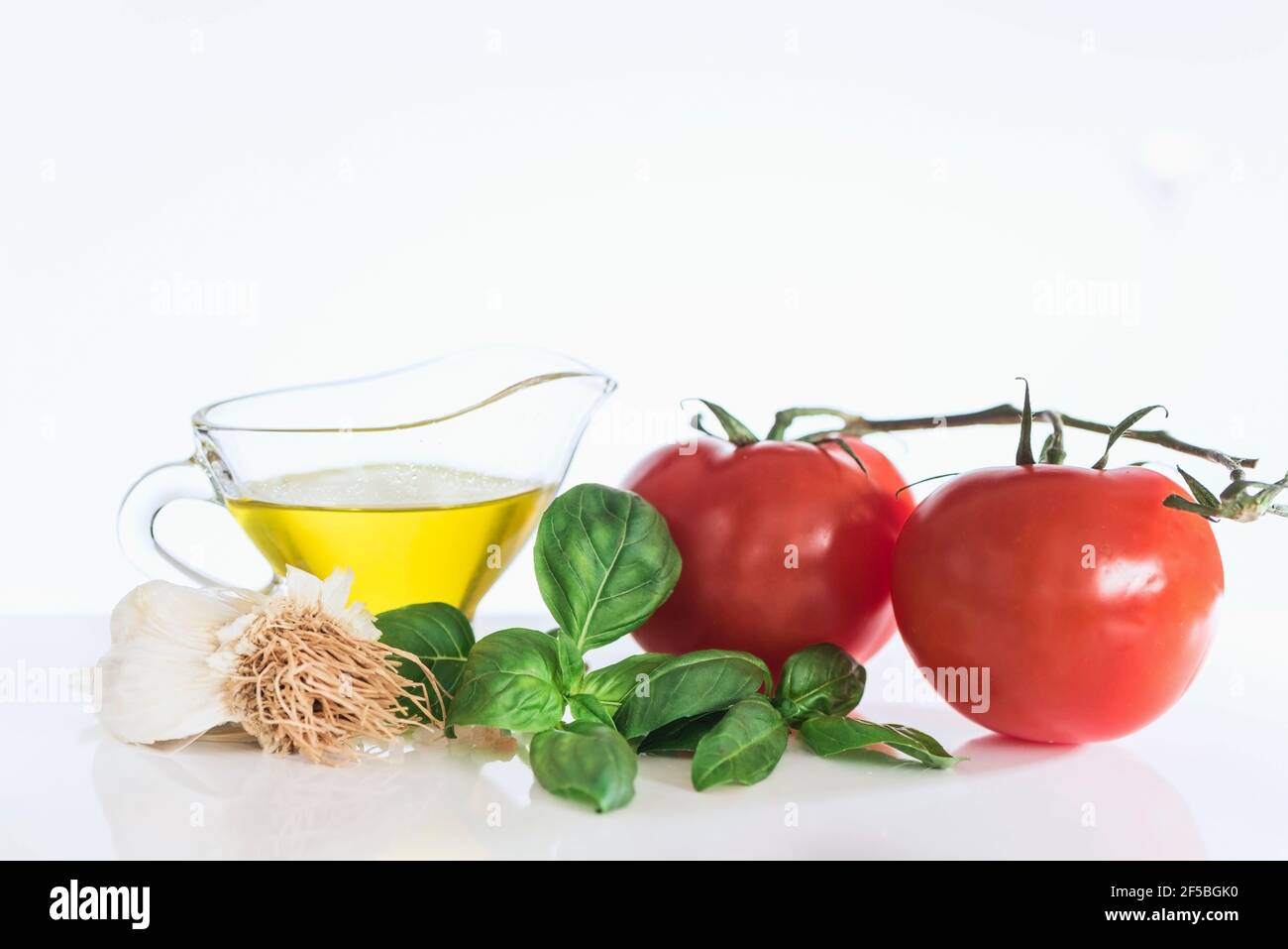 Ingrédients de sauce pesto sur fond blanc, gros plan, isolés Banque D'Images