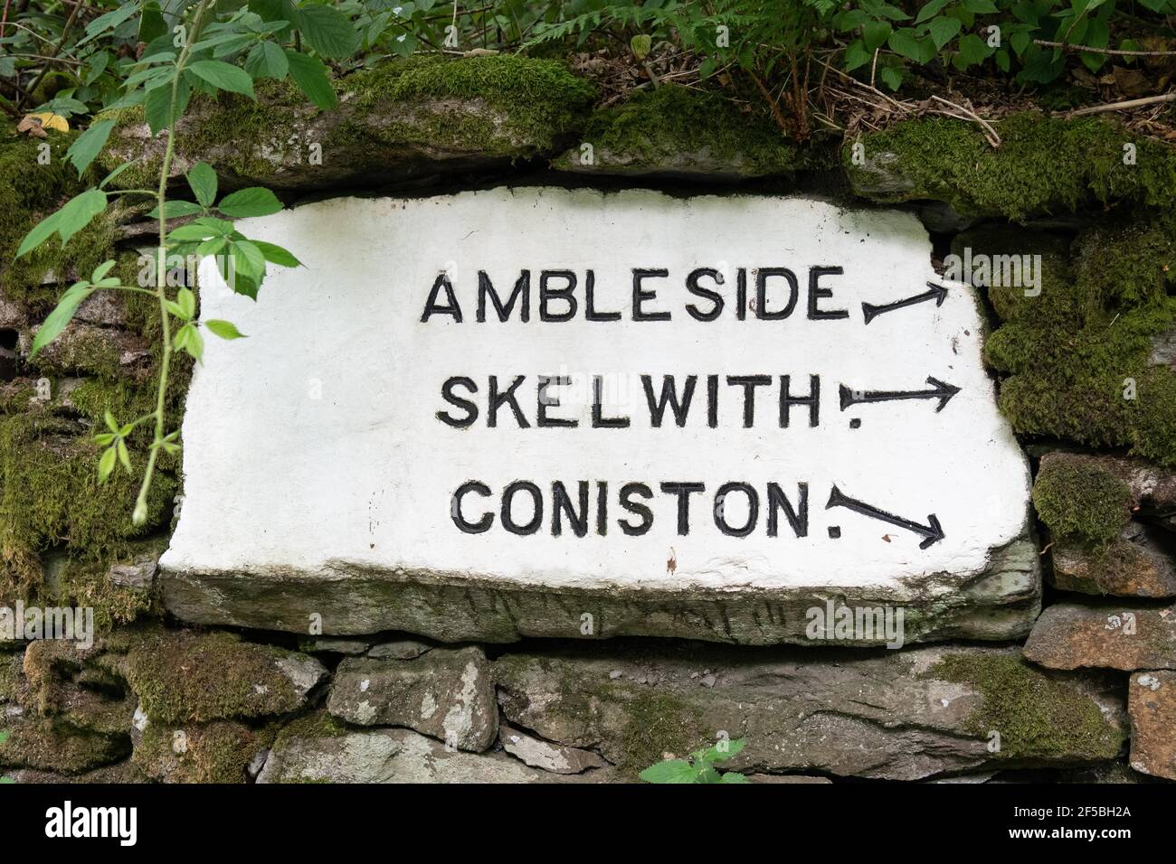 Old Lake District panneau indiquant Ambleside, Skelwith et Coniston - Red Bank près de Grasmere - Angleterre, Royaume-Uni Banque D'Images