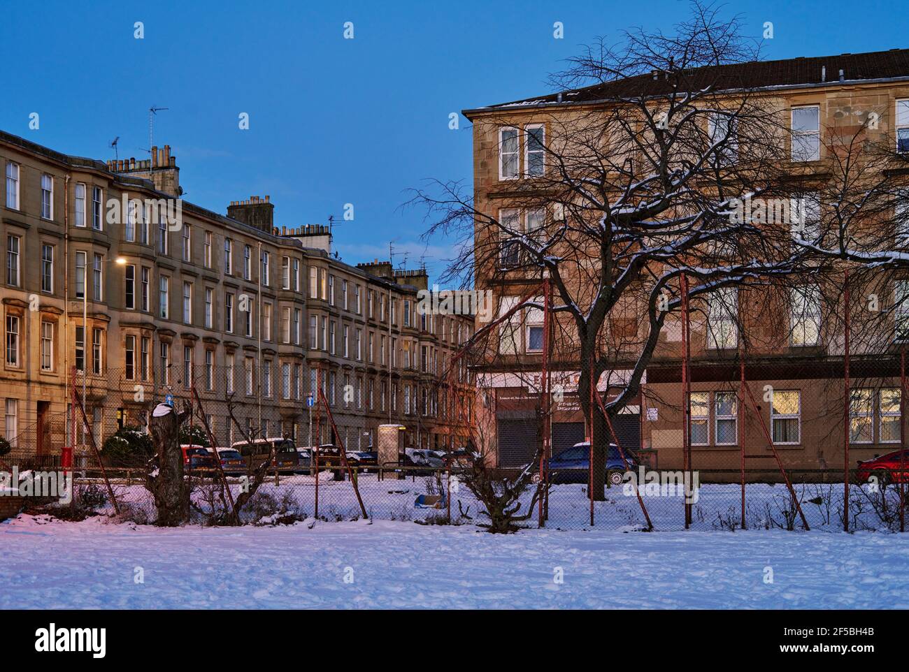 Glasgow se couche au crépuscule avec de la neige d'hiver. Banque D'Images