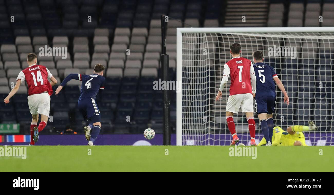 Sasa Kalajdzic (à gauche), en Autriche, marque le premier but du match de qualification de la coupe du monde FIFA 2022 à Hampden Park, Glasgow. Date de la photo: Jeudi 25 mars 2021. Banque D'Images