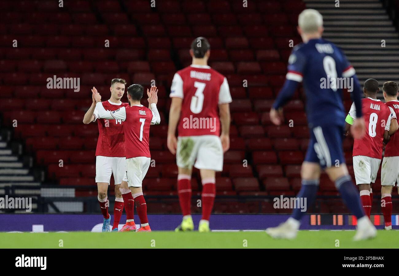Sasa Kalajdzic (à gauche), en Autriche, fête avec Adrian Grbic après avoir marquant le premier but de leur partie lors du match de qualification de la coupe du monde FIFA 2022 à Hampden Park, Glasgow. Date de la photo: Jeudi 25 mars 2021. Banque D'Images