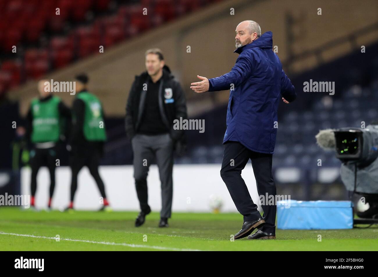 L'entraîneur-chef écossais Steve Clarke se dirige sur la ligne de contact lors du match de qualification de la coupe du monde de la FIFA 2022 à Hampden Park, Glasgow. Date de la photo: Jeudi 25 mars 2021. Banque D'Images