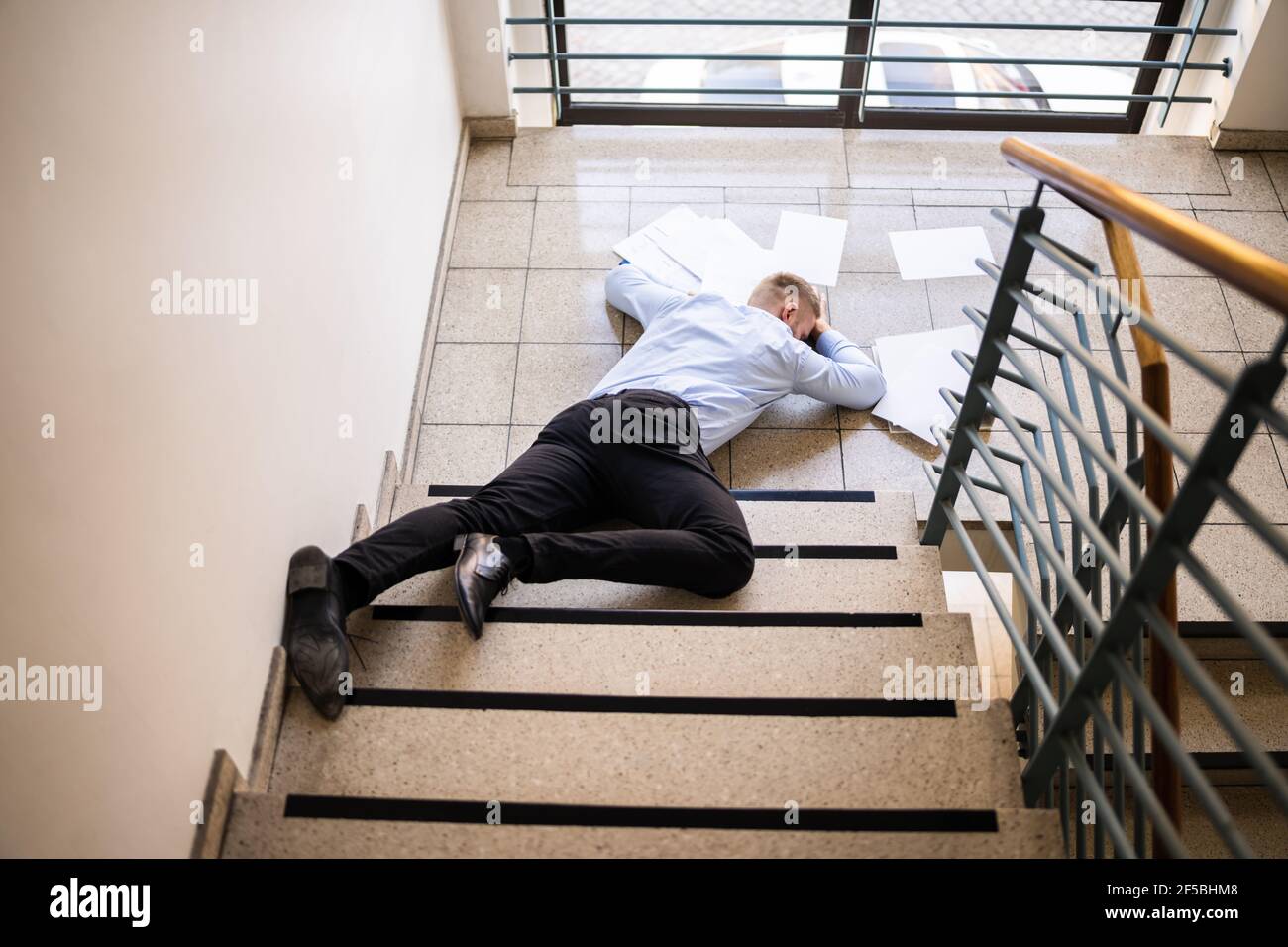 Man Fall Down Stairs Banque d'image et photos Alamy