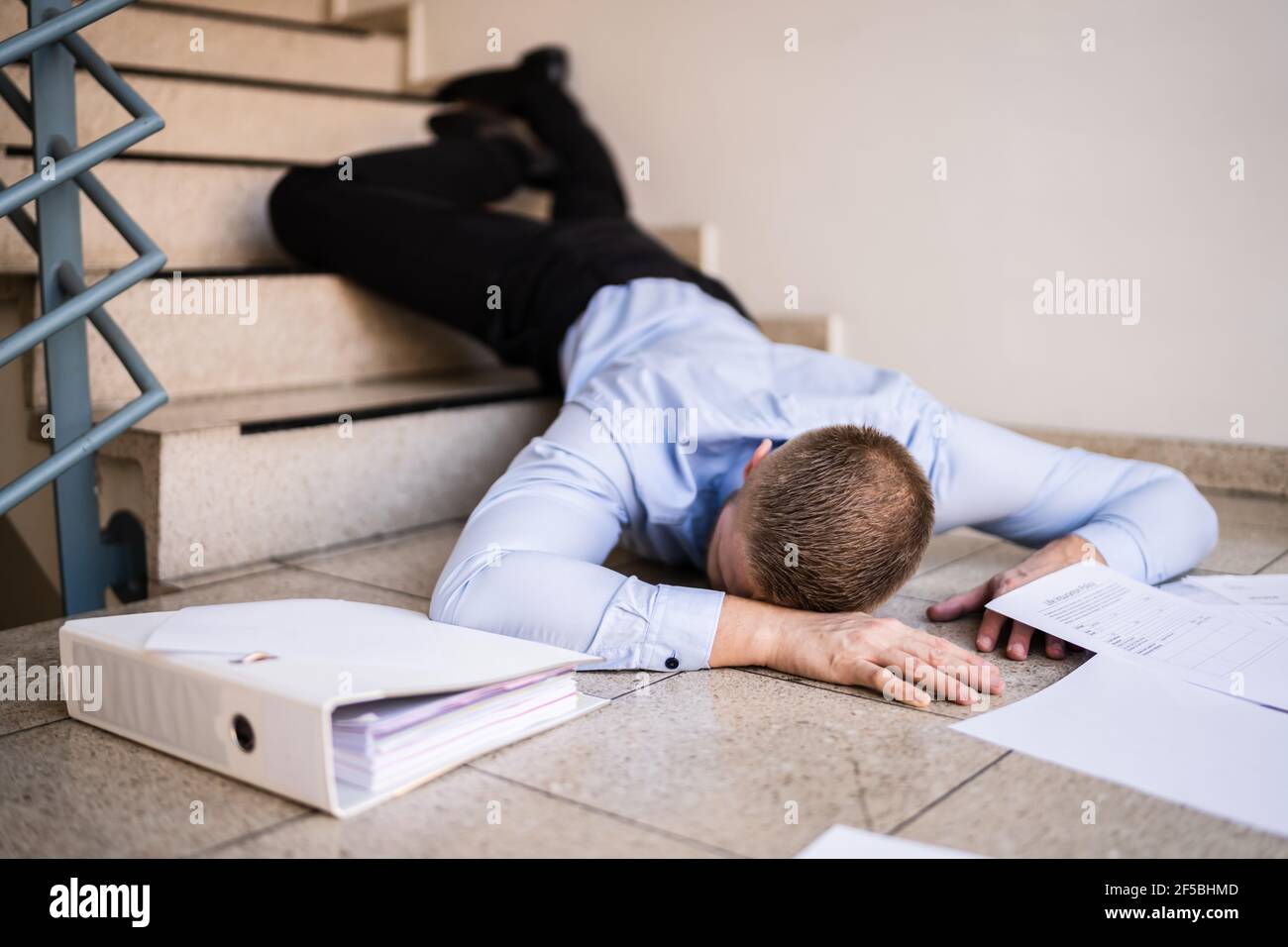 Falling Down Stairs Banque D'image Et Photos - Alamy