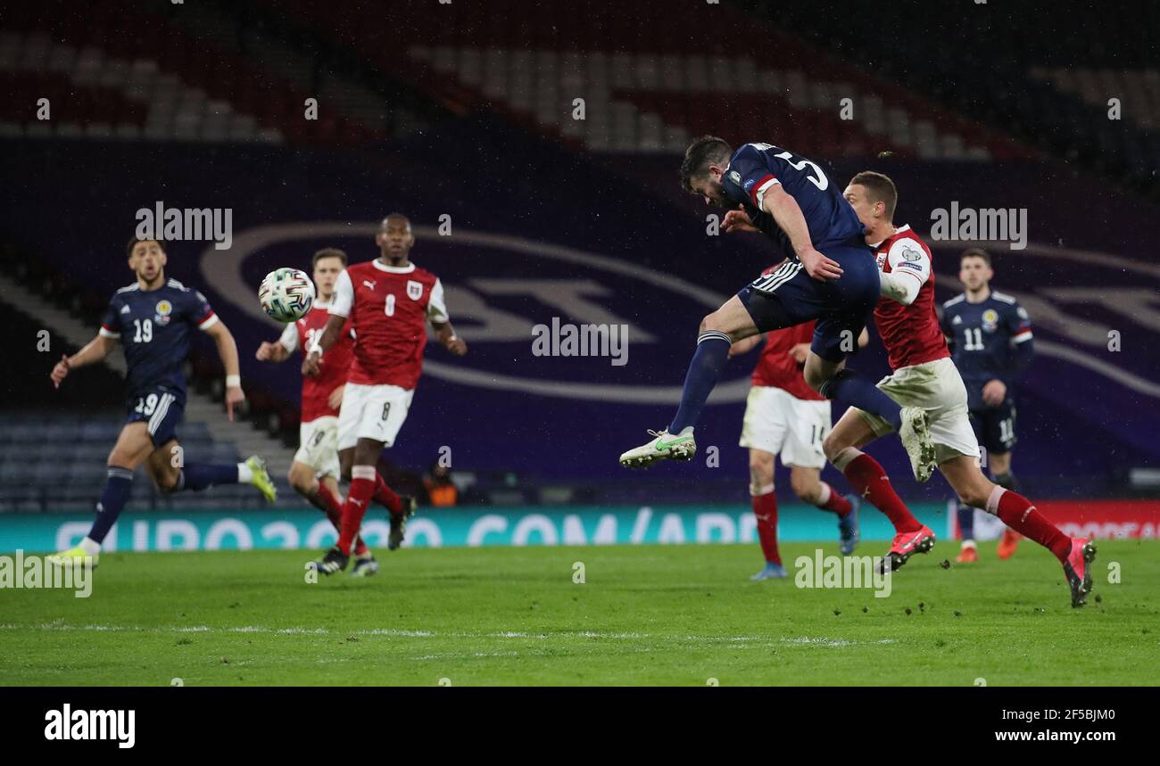 Grant Hanley, en Écosse, marque le premier but de son équipe lors du match de qualification de la coupe du monde de la FIFA 2022 à Hampden Park, Glasgow. Date de la photo: Jeudi 25 mars 2021. Banque D'Images