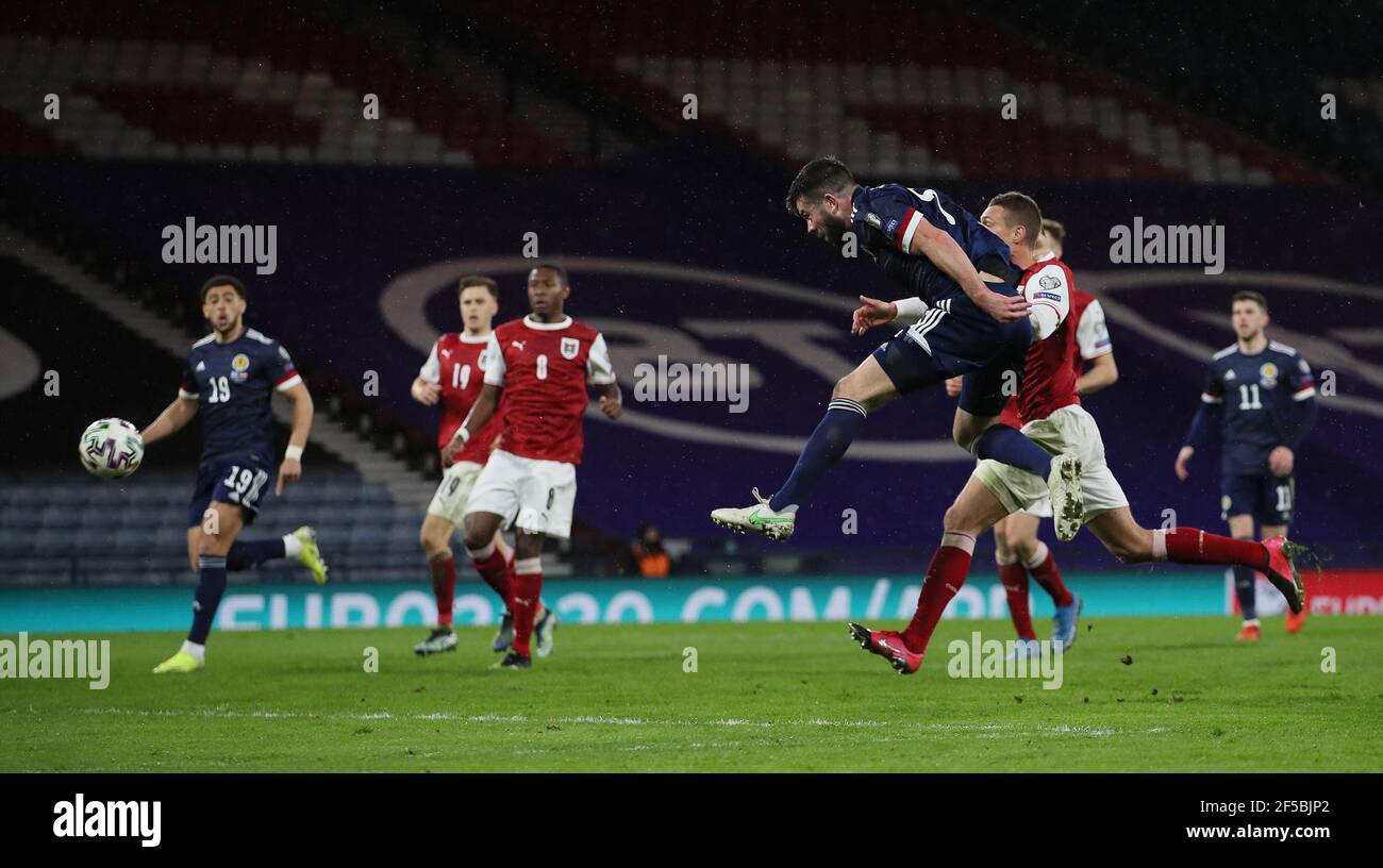Grant Hanley, en Écosse, marque le premier but de son équipe lors du match de qualification de la coupe du monde de la FIFA 2022 à Hampden Park, Glasgow. Date de la photo: Jeudi 25 mars 2021. Banque D'Images