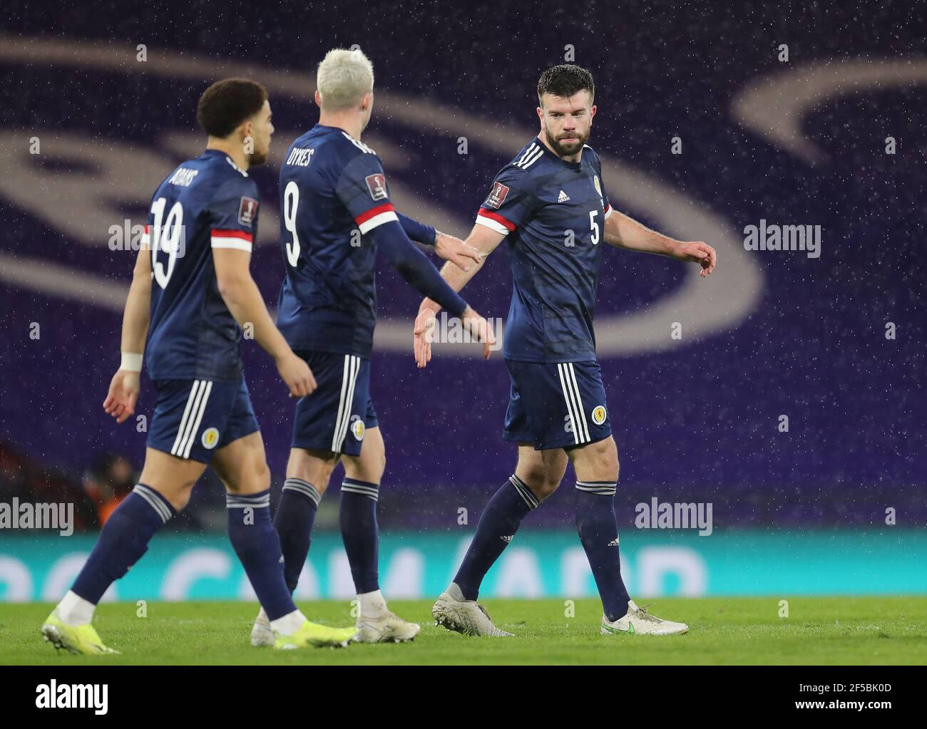 Grant Hanley (à droite), en Écosse, fête avec Lyndon dykes après avoir marquant le premier but de leur partie lors du match de qualification de la coupe du monde FIFA 2022 à Hampden Park, Glasgow. Date de la photo: Jeudi 25 mars 2021. Banque D'Images