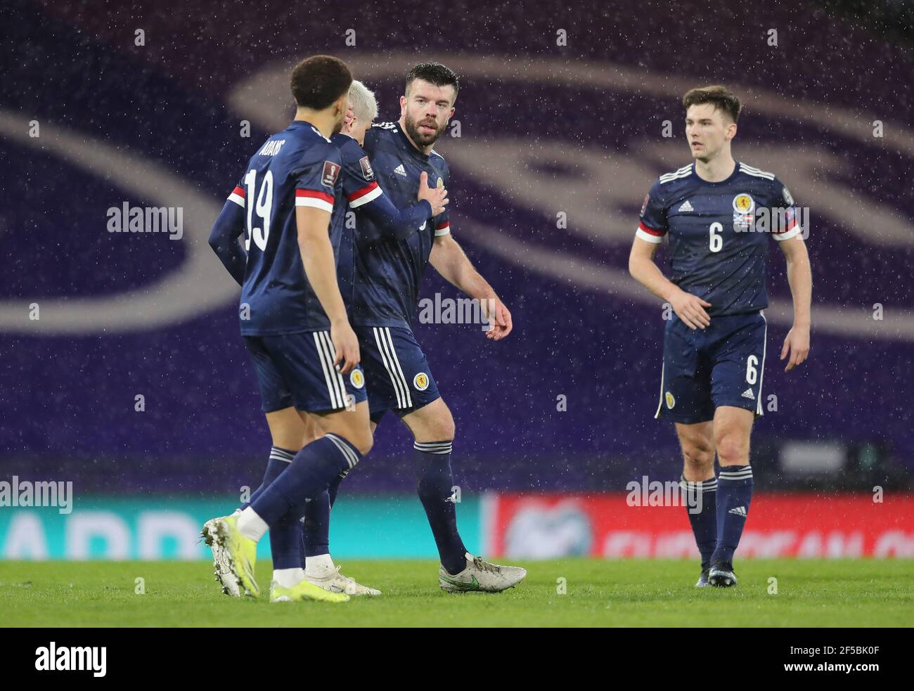 Grant Hanley (au centre), en Écosse, célèbre avec ses coéquipiers le premier but de leur partie lors du match de qualification de la coupe du monde FIFA 2022 à Hampden Park, Glasgow. Date de la photo: Jeudi 25 mars 2021. Banque D'Images