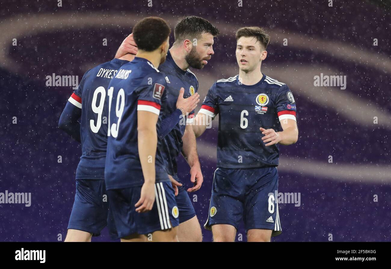 Grant Hanley (au centre), en Écosse, célèbre avec ses coéquipiers le premier but de leur partie lors du match de qualification de la coupe du monde FIFA 2022 à Hampden Park, Glasgow. Date de la photo: Jeudi 25 mars 2021. Banque D'Images