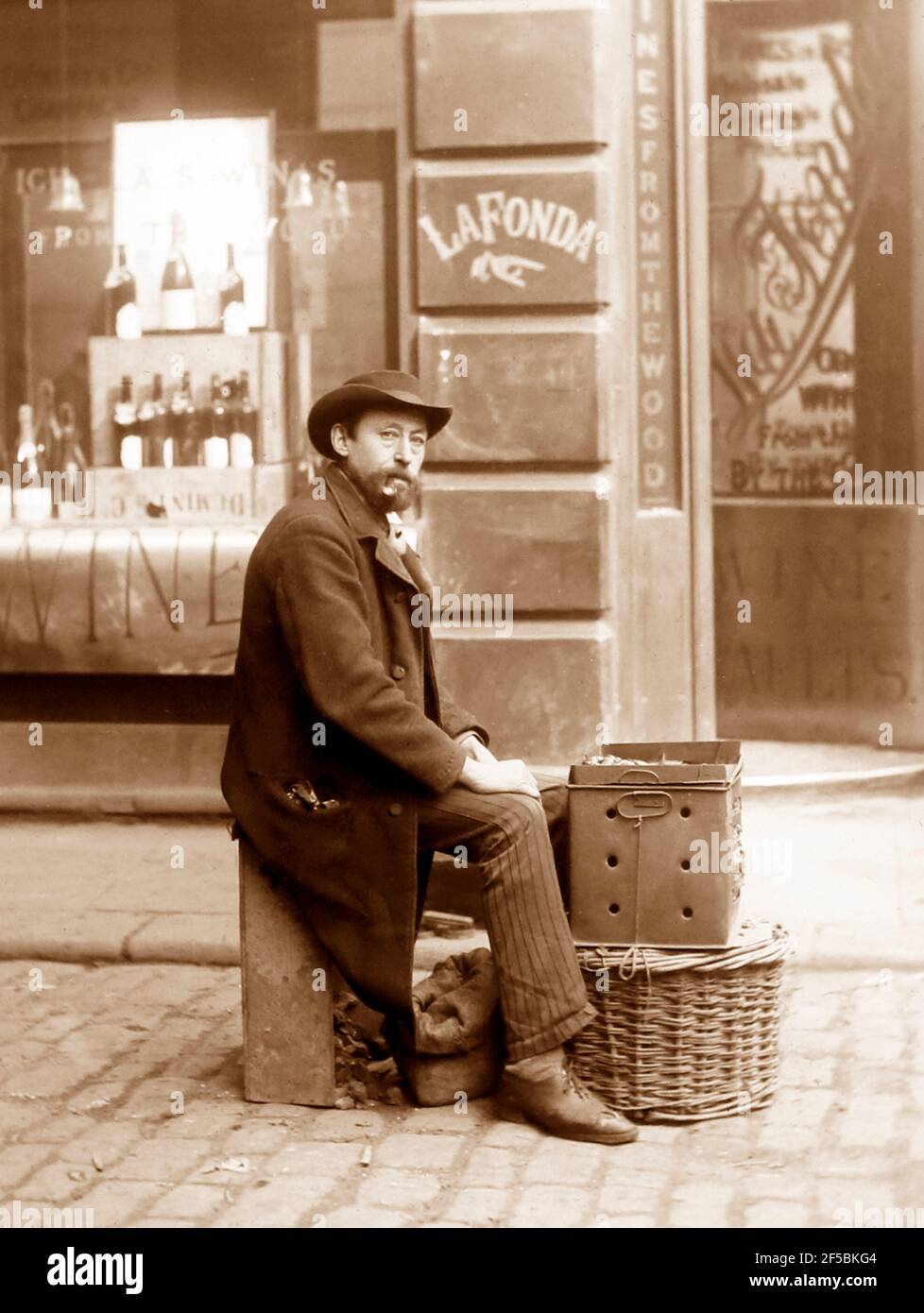 Un vendeur de châtaignes rôties, période victorienne Banque D'Images