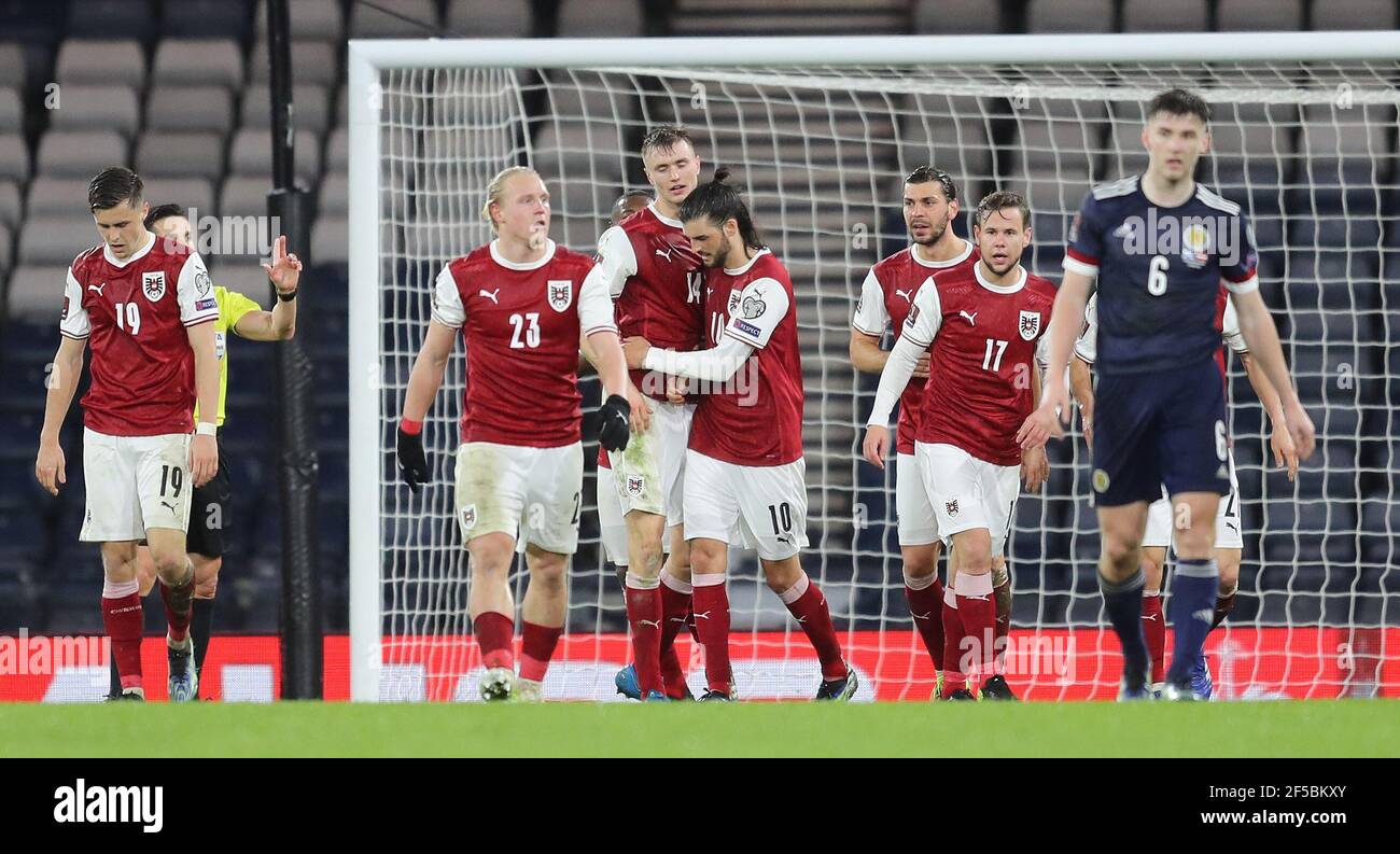Sasa Kalajdzic (14), en Autriche, fête avec Florian Grillitsch (10) après avoir obtenu le deuxième but de son équipe lors du match de qualification de la coupe du monde de la FIFA 2022 à Hampden Park, Glasgow. Date de la photo: Jeudi 25 mars 2021. Banque D'Images