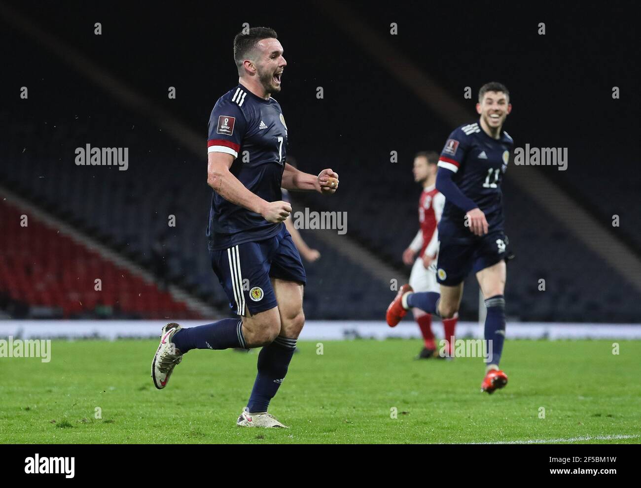 John McGinn, en Écosse, célèbre le deuxième but de son équipe lors du match de qualification de la coupe du monde de la FIFA 2022 à Hampden Park, Glasgow. Date de la photo: Jeudi 25 mars 2021. Banque D'Images