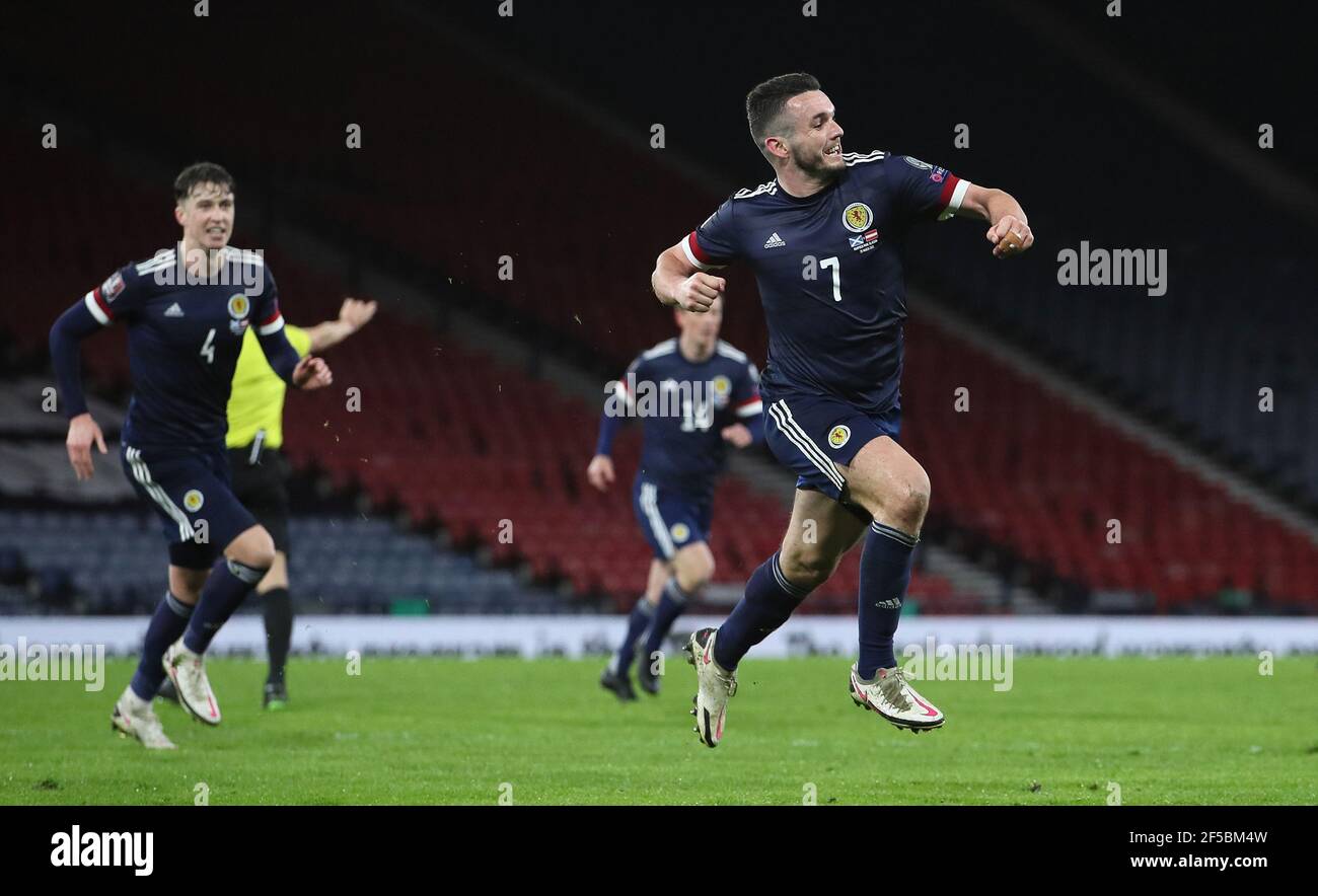 John McGinn, en Écosse, célèbre le deuxième but de son équipe lors du match de qualification de la coupe du monde de la FIFA 2022 à Hampden Park, Glasgow. Date de la photo: Jeudi 25 mars 2021. Banque D'Images