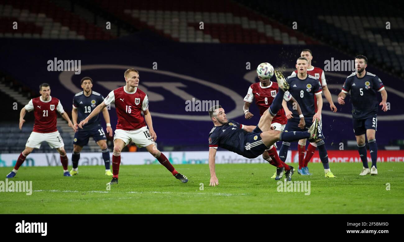 John McGinn, en Écosse, marque le deuxième but de son équipe lors du match de qualification de la coupe du monde de la FIFA 2022 à Hampden Park, Glasgow. Date de la photo: Jeudi 25 mars 2021. Banque D'Images