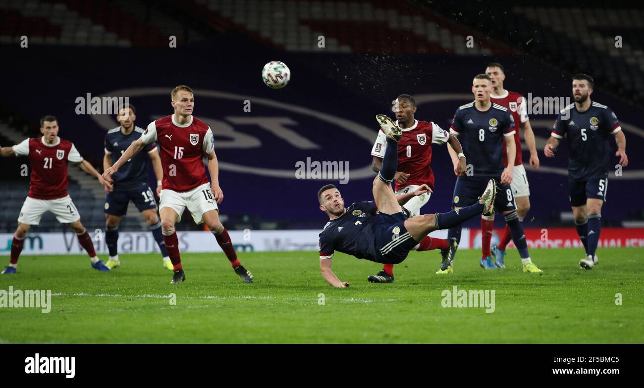 John McGinn, en Écosse, marque le deuxième but de son équipe lors du match de qualification de la coupe du monde de la FIFA 2022 à Hampden Park, Glasgow. Date de la photo: Jeudi 25 mars 2021. Banque D'Images