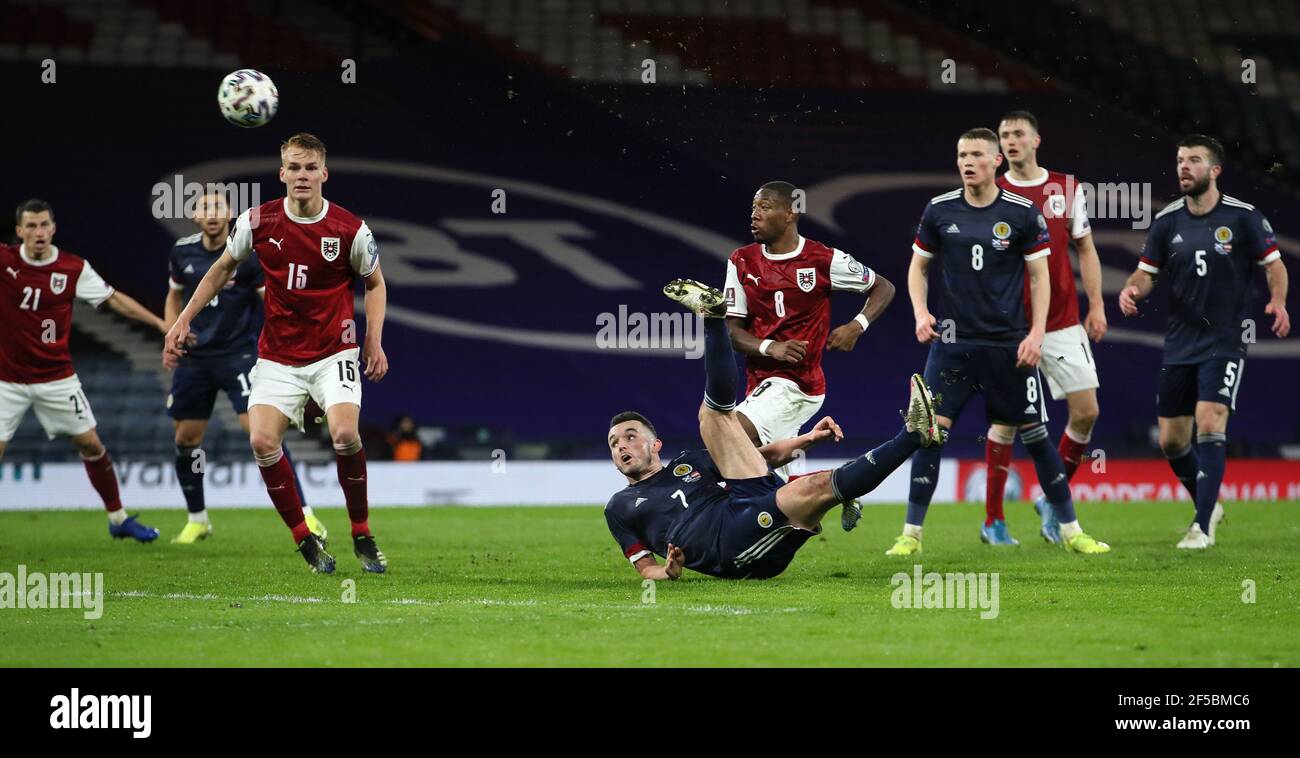 John McGinn, en Écosse, marque le deuxième but de son équipe lors du match de qualification de la coupe du monde de la FIFA 2022 à Hampden Park, Glasgow. Date de la photo: Jeudi 25 mars 2021. Banque D'Images