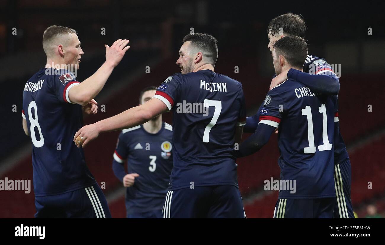 John McGinn (au centre) en Écosse célèbre avec Scott McTominay (à gauche) après avoir obtenu le deuxième but de leur partie lors du match de qualification de la coupe du monde FIFA 2022 à Hampden Park, Glasgow. Date de la photo: Jeudi 25 mars 2021. Banque D'Images