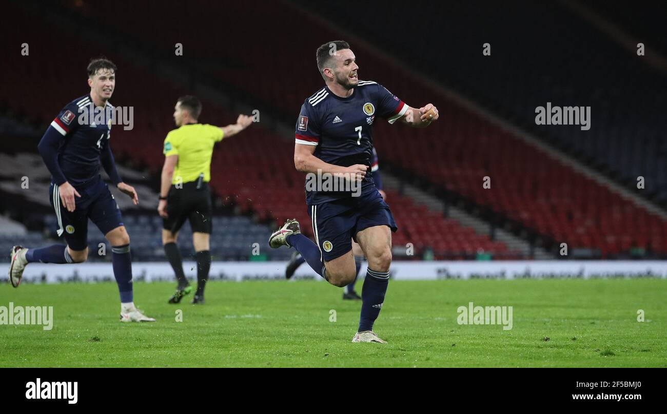 John McGinn, en Écosse, célèbre le deuxième but de son équipe lors du match de qualification de la coupe du monde de la FIFA 2022 à Hampden Park, Glasgow. Date de la photo: Jeudi 25 mars 2021. Banque D'Images