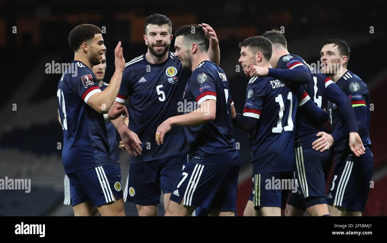 John McGinn (au centre), en Écosse, célèbre avec ses coéquipiers le deuxième but de leur partie lors du match de qualification de la coupe du monde FIFA 2022 à Hampden Park, Glasgow. Date de la photo: Jeudi 25 mars 2021. Banque D'Images