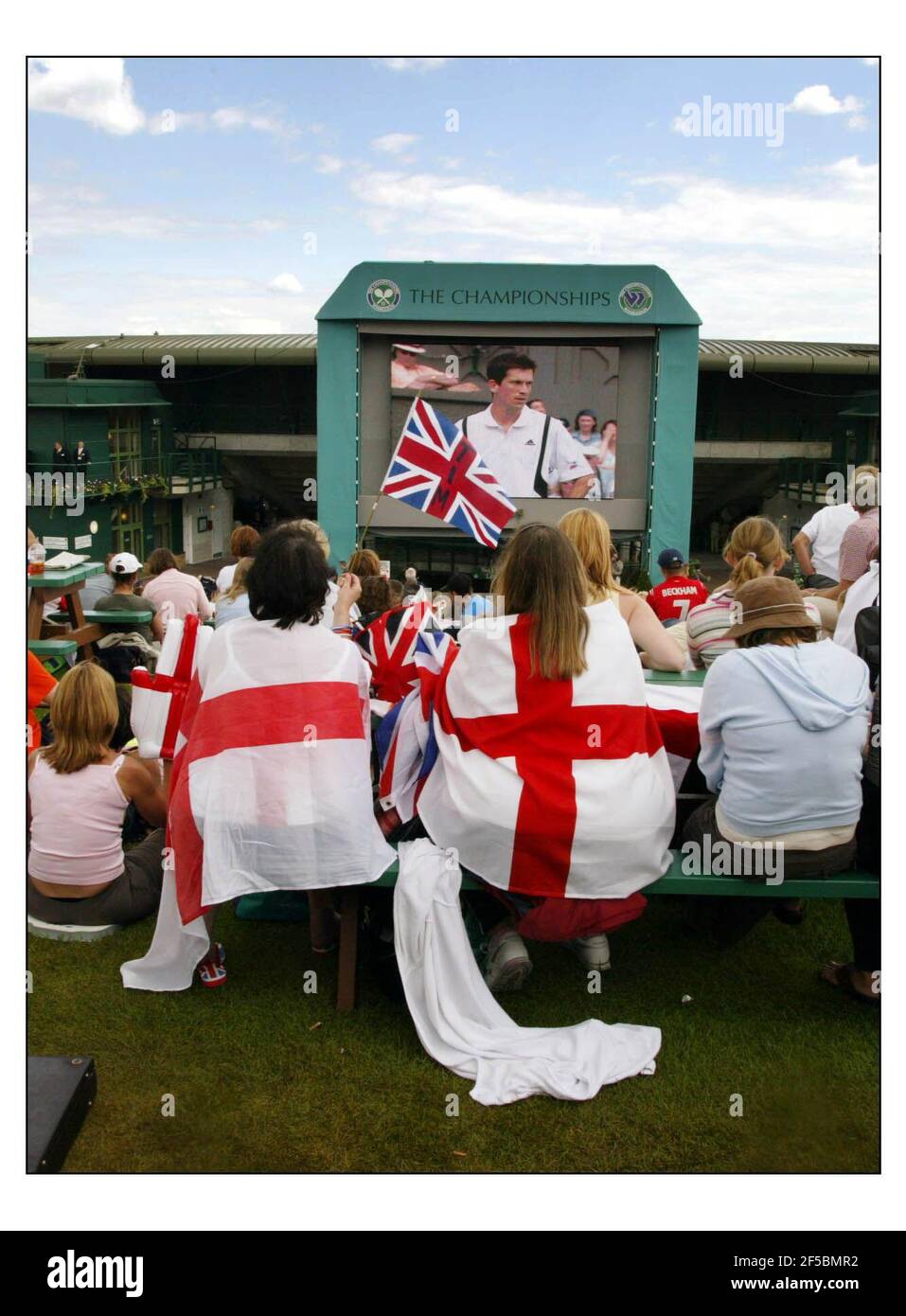 Wimbledon jour 5... Henman Hill pendant Tim Henmans match des oreilles de souffrir d'un manque d'enthousiasme, peut-être une gueule de bois de la perte d'Englands dans le match de football Euro 2004 hier soir.pic David Sandison 25/6/2004 Banque D'Images