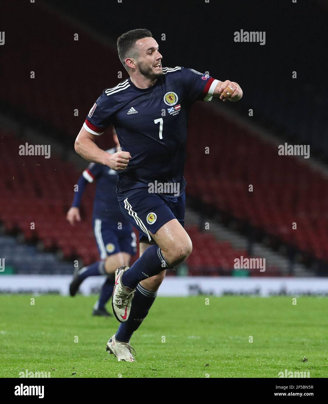 John McGinn, en Écosse, célèbre le deuxième but de son équipe lors du match de qualification de la coupe du monde de la FIFA 2022 à Hampden Park, Glasgow. Date de la photo: Jeudi 25 mars 2021. Banque D'Images