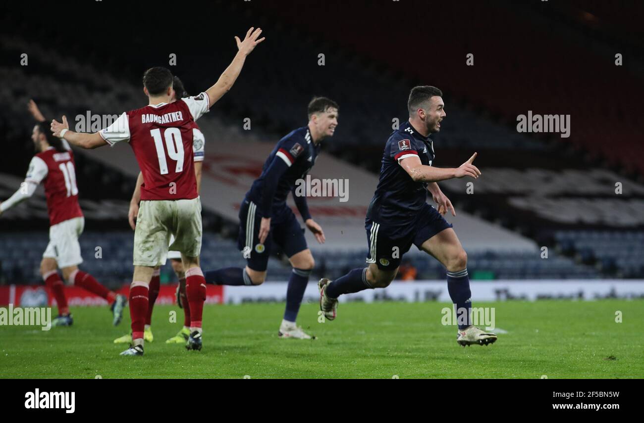 John McGinn, en Écosse, célèbre le deuxième but de son équipe lors du match de qualification de la coupe du monde de la FIFA 2022 à Hampden Park, Glasgow. Date de la photo: Jeudi 25 mars 2021. Banque D'Images
