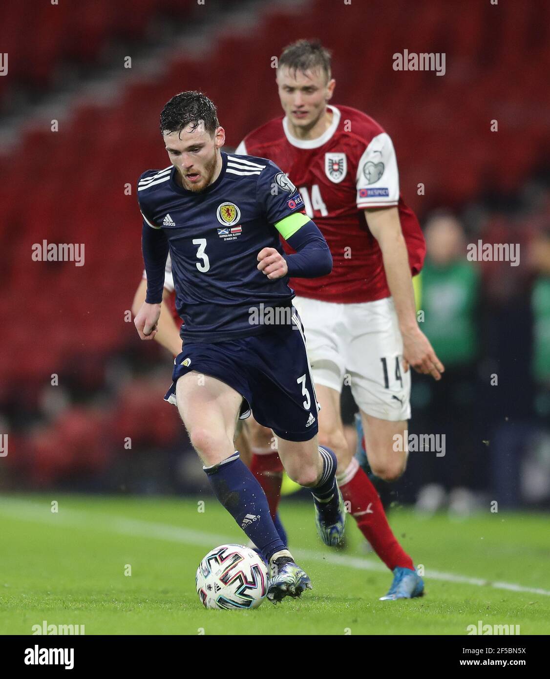 Andrew Robertson en Écosse (à gauche) et Sasa Kalajdzic en Autriche lors du match de qualification de la coupe du monde FIFA 2022 à Hampden Park, Glasgow. Date de la photo: Jeudi 25 mars 2021. Banque D'Images