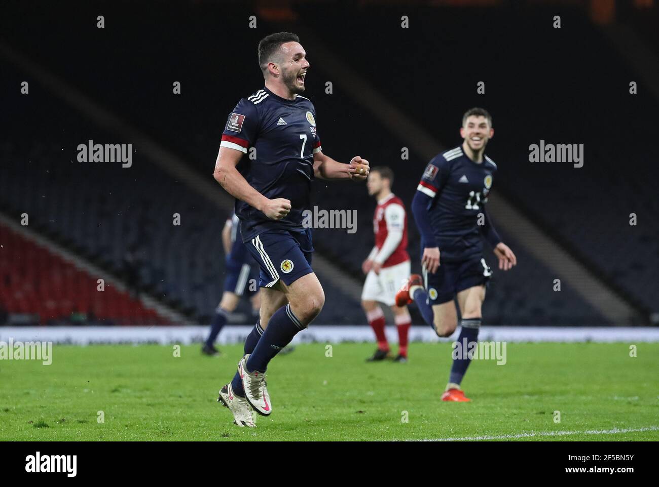 John McGinn, en Écosse, célèbre le deuxième but de son équipe lors du match de qualification de la coupe du monde de la FIFA 2022 à Hampden Park, Glasgow. Date de la photo: Jeudi 25 mars 2021. Banque D'Images