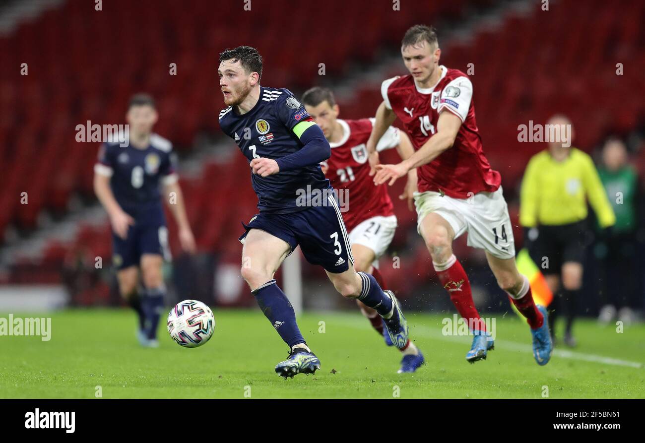 Andrew Robertson en Écosse (à gauche) et Sasa Kalajdzic en Autriche lors du match de qualification de la coupe du monde FIFA 2022 à Hampden Park, Glasgow. Date de la photo: Jeudi 25 mars 2021. Banque D'Images