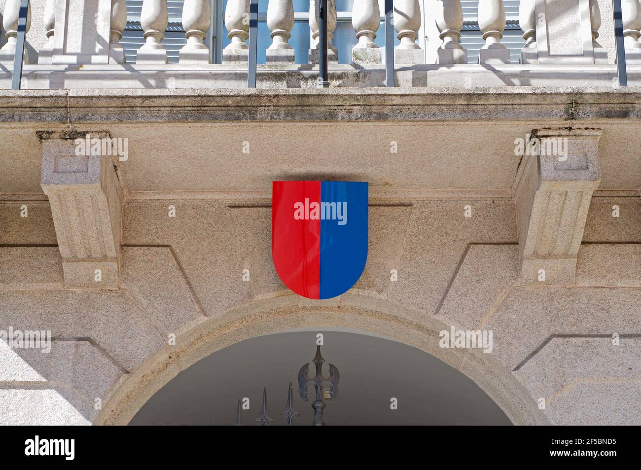 Armoiries du canton du Tessin accrochées à l'entrée du bâtiment du Gouvernement, également connu sous le nom de Palazzo delle Orseline à Bellinzona, Suisse Banque D'Images