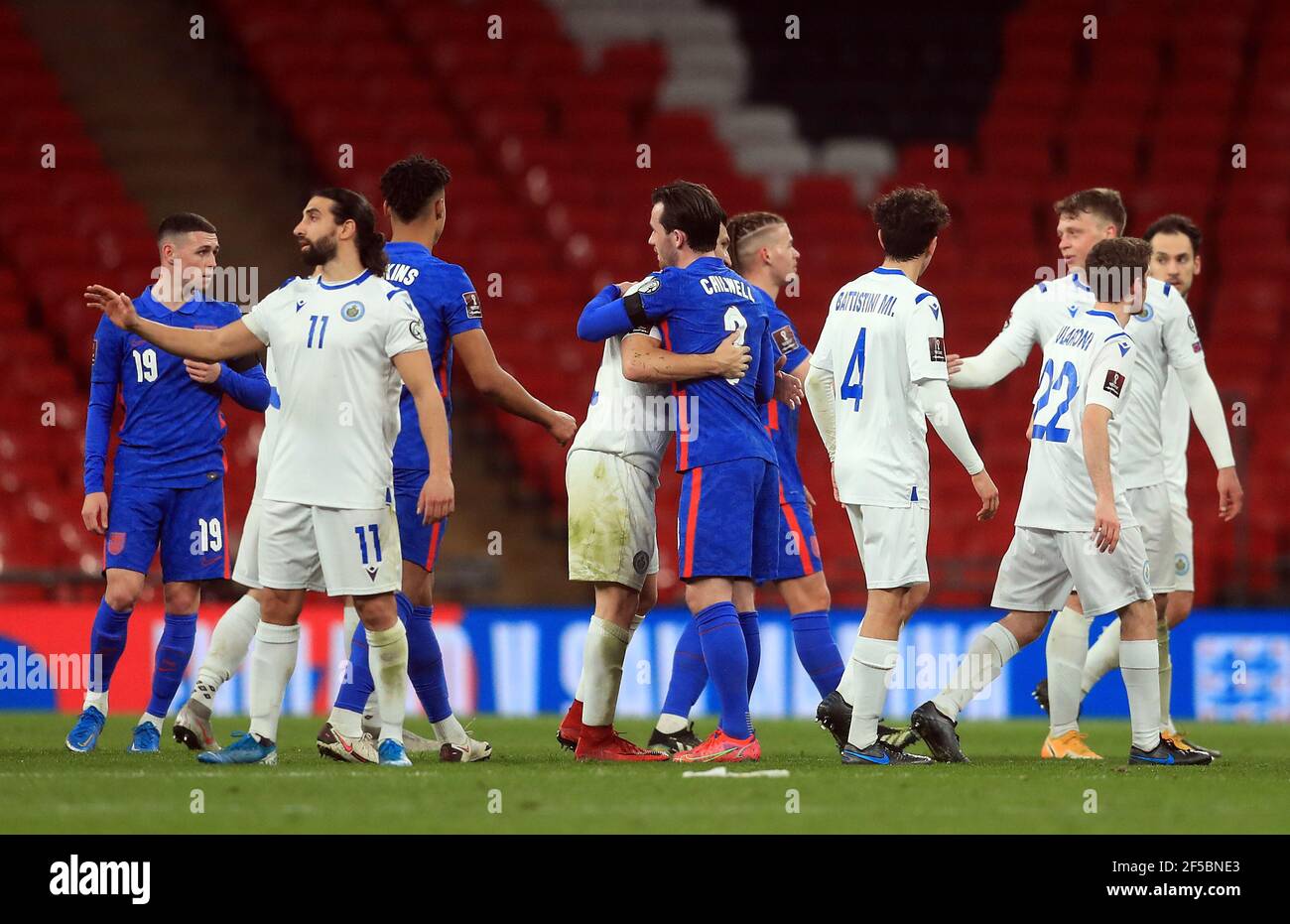 Les joueurs d'Angleterre et de Saint-Marin se disputent après le match de qualification de la coupe du monde de la FIFA 2022 au stade Wembley, Londres. Date de la photo: Jeudi 25 mars 2021. Banque D'Images