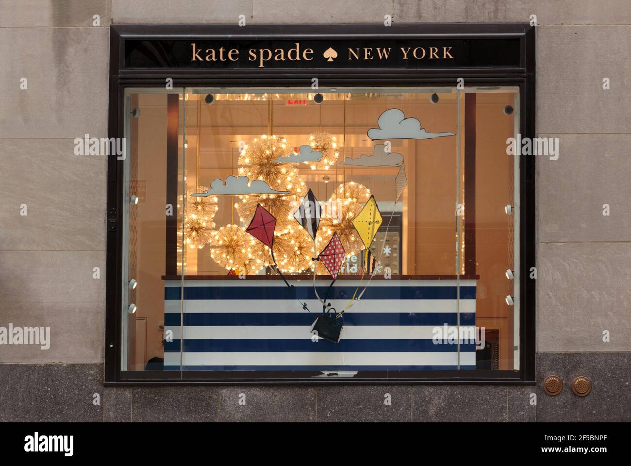 Vitrine du magasin Kate Spade New York au Rockefeller Center de Manhattan, avec une décoration en cerf-volant et un éclairage décoratif Banque D'Images