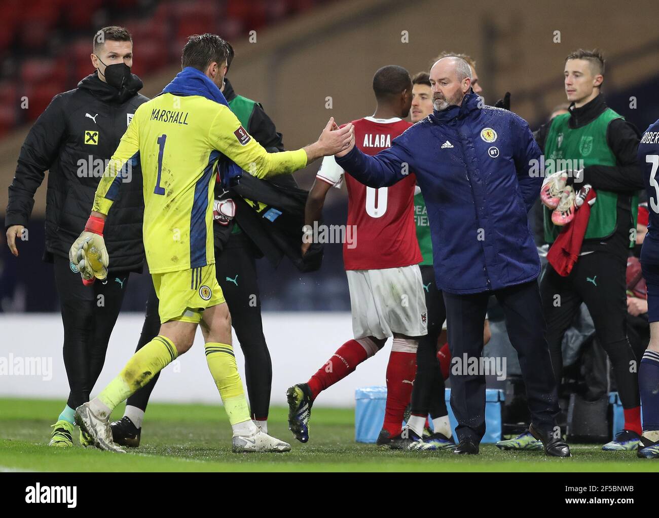Le gardien de but écossais David Marshall (à gauche) serre la main avec le Manager Steve Clarke après le coup de sifflet final après le match de qualification de la coupe du monde FIFA 2022 à Hampden Park, Glasgow. Date de la photo: Jeudi 25 mars 2021. Banque D'Images