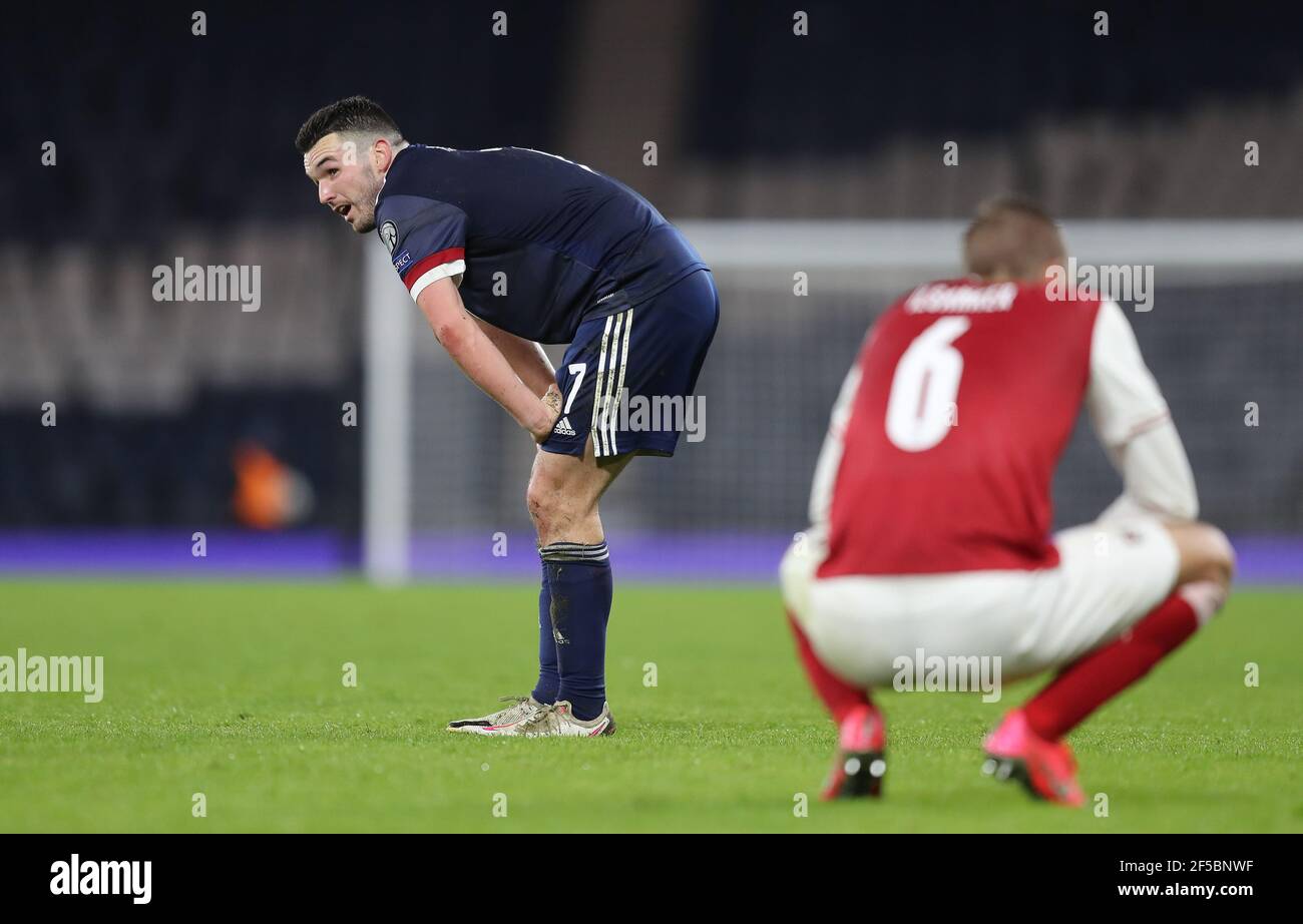 John McGinn en Écosse après le coup de sifflet final après le match de qualification de la coupe du monde de la FIFA 2022 à Hampden Park, Glasgow. Date de la photo: Jeudi 25 mars 2021. Banque D'Images