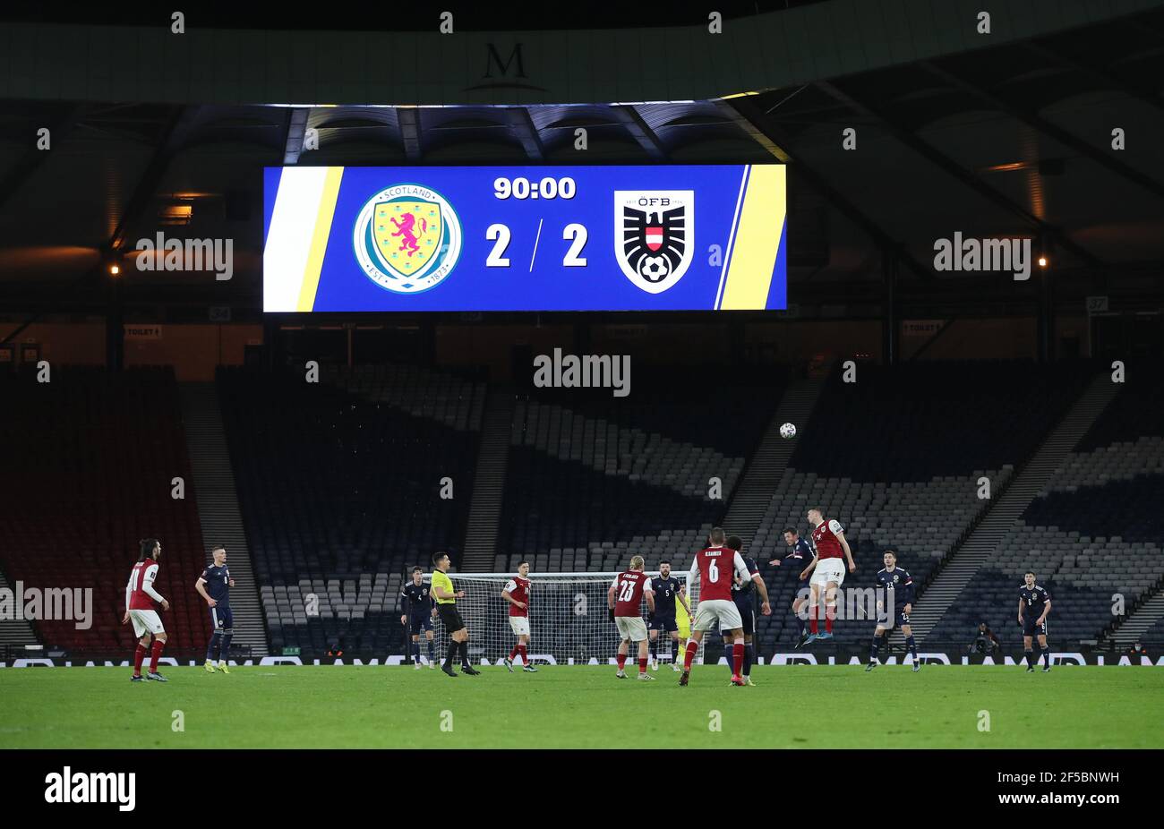 Le grand écran affiche le score vers la fin du match de qualification de la coupe du monde de la FIFA 2022 à Hampden Park, Glasgow. Date de la photo: Jeudi 25 mars 2021. Banque D'Images