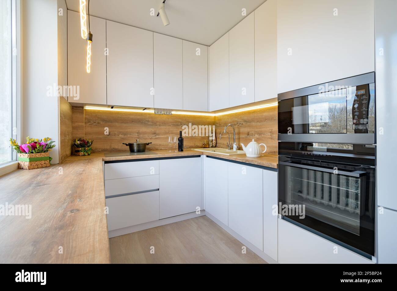 Cuisine moderne en bois blanc et beige Banque D'Images