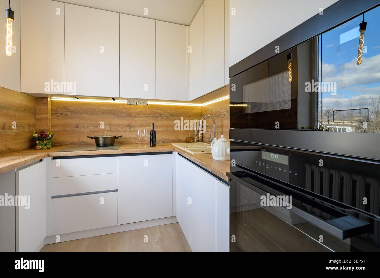 Cuisine moderne en bois blanc et beige Banque D'Images