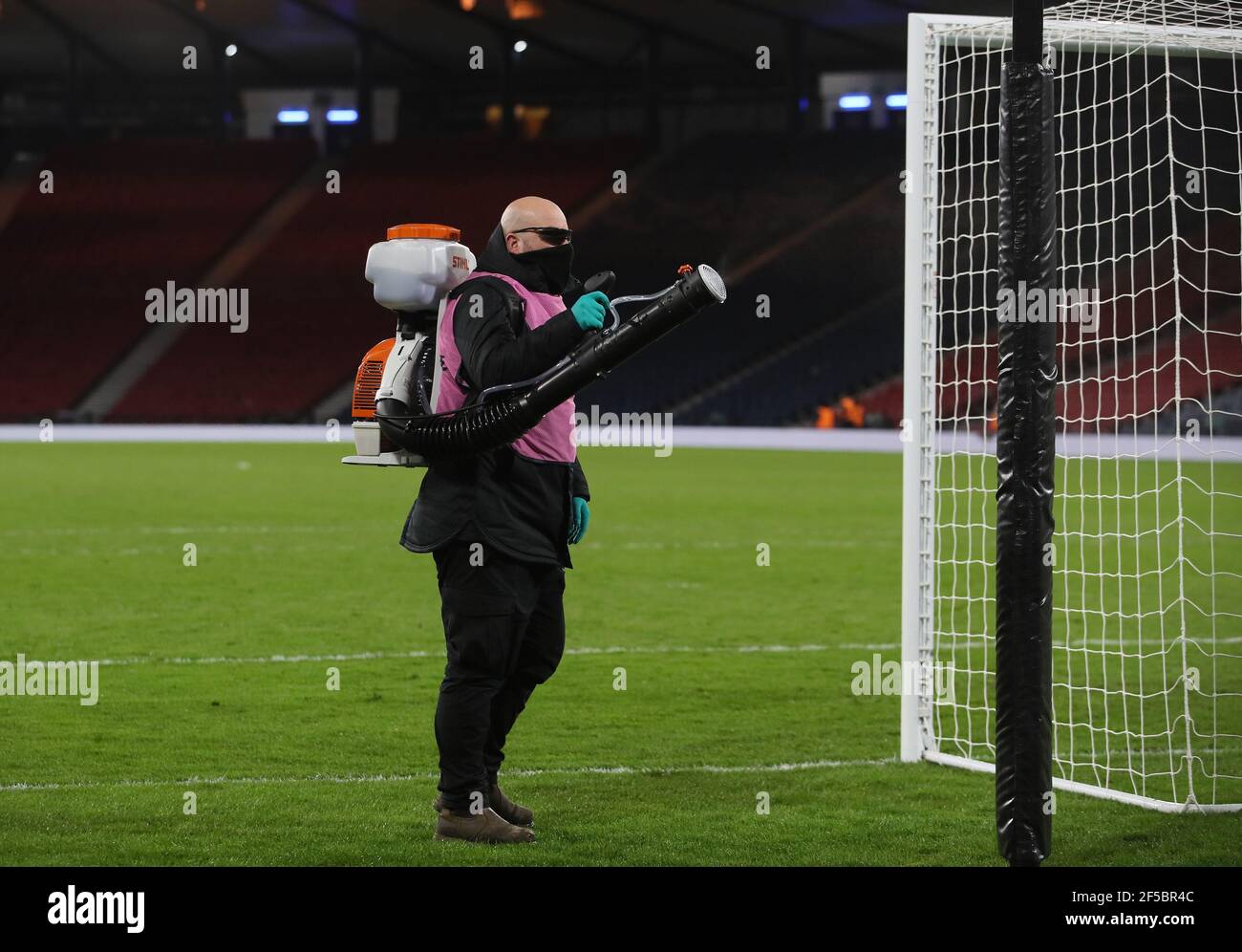 Les poteaux de but et les poteaux de guidage sont désinfectés à mi-temps pendant le match de qualification de la coupe du monde FIFA 2022 à Hampden Park, Glasgow. Date de la photo: Jeudi 25 mars 2021. Banque D'Images