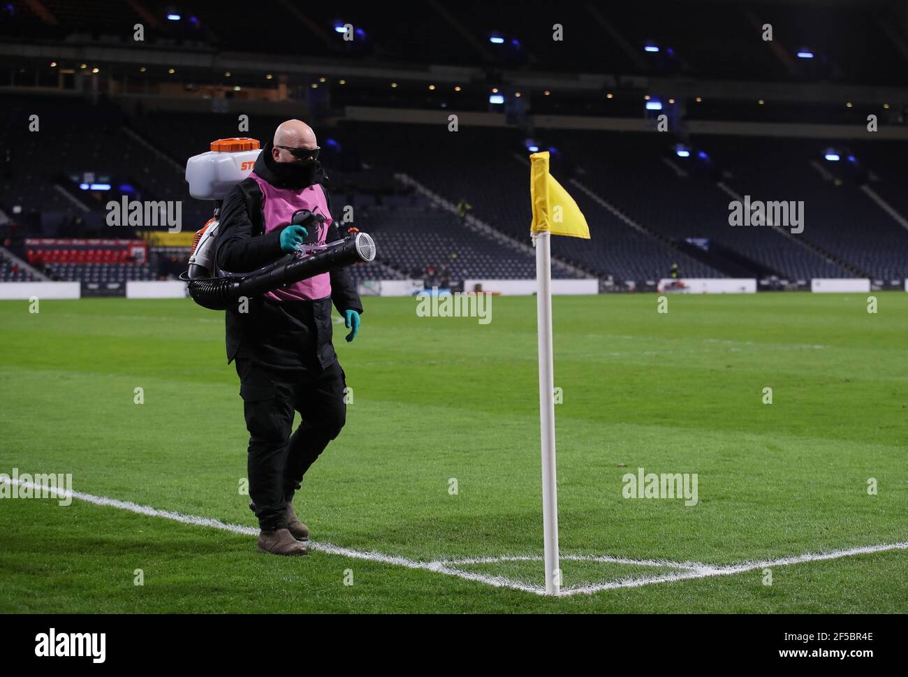 Les drapeaux d'angle sont désinfectés à mi-temps pendant le match de qualification de la coupe du monde FIFA 2022 au parc Hampden, Glasgow. Date de la photo: Jeudi 25 mars 2021. Banque D'Images