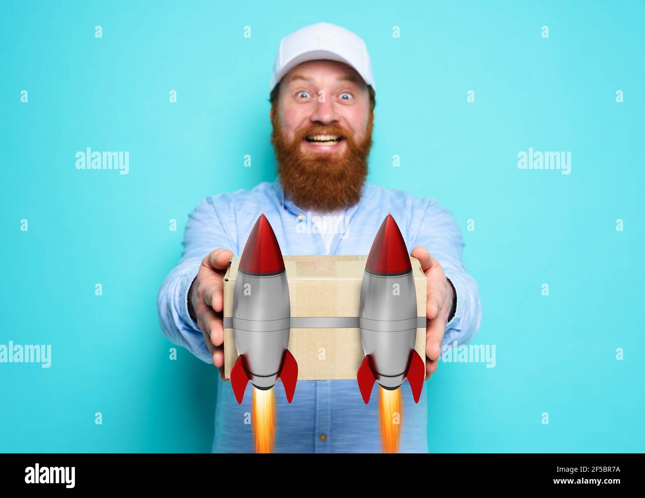Courier est heureux de livrer une boîte rapide de carton comme une fusée. Concept de priorité et de service de transport express. Fond cyan Banque D'Images