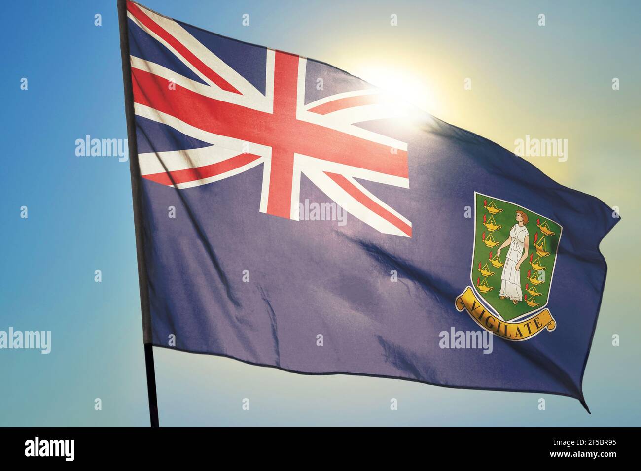 Drapeau britannique des îles Vierges sur le vent devant du soleil Banque D'Images