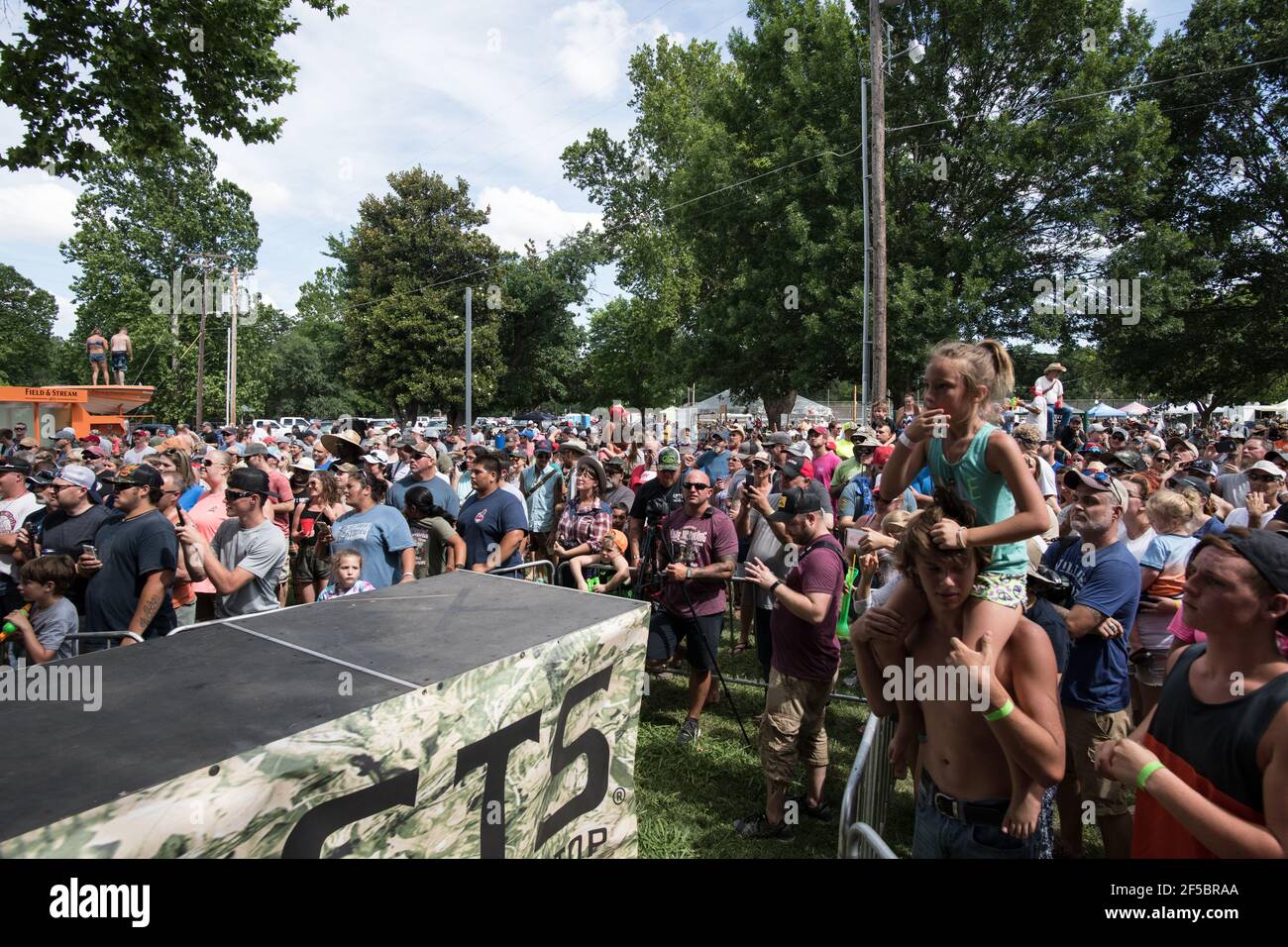 Un nouiller triomphant expose fièrement son poisson-chat à une foule enthousiaste lors du tournoi annuel Okie Noodling à Paul's Valley, Oklahoma. Banque D'Images