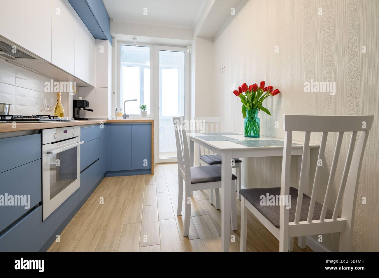 Intérieur de cuisine moderne et confortable, certains tiroirs s'arrachés Banque D'Images